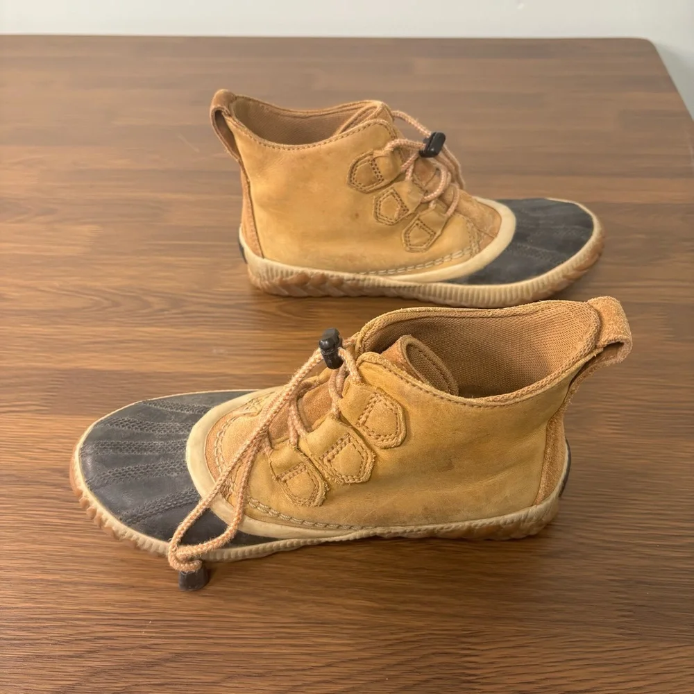 Sorel Girl’s Out N About Leather Saltwater Tan and‎ Black Boots Sz 4